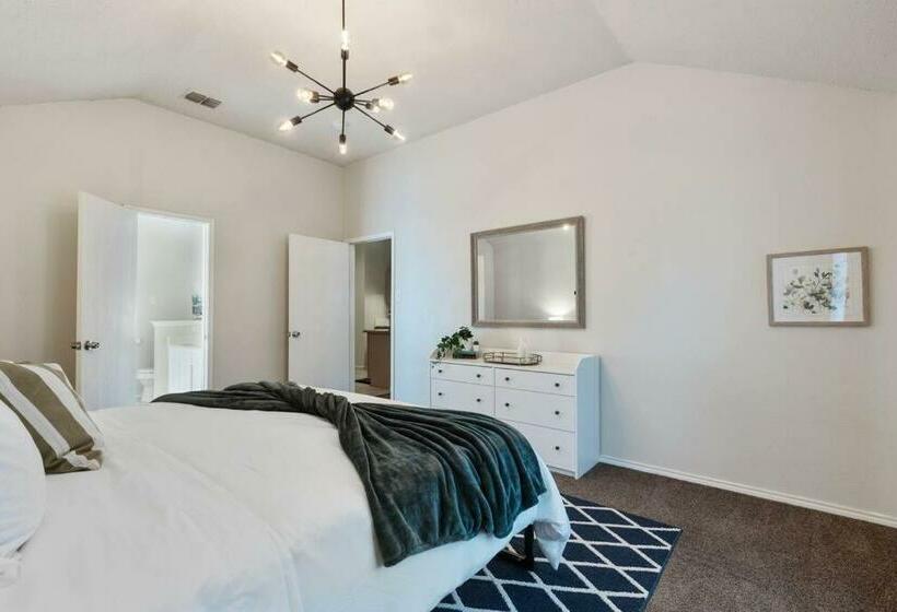 The Hideaway Nflx/arcade/soak Tub