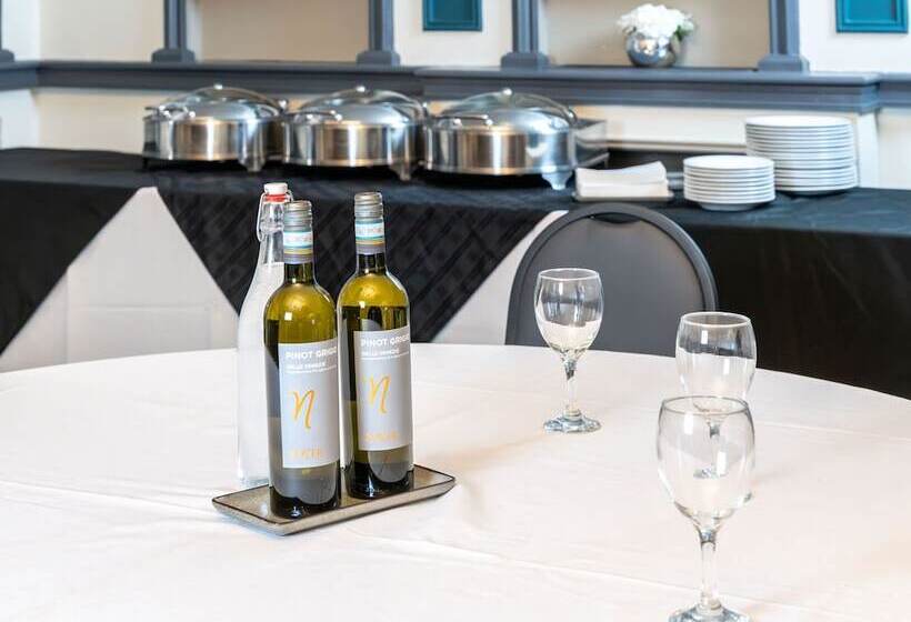 فندق Almondsbury Inn & Lounge