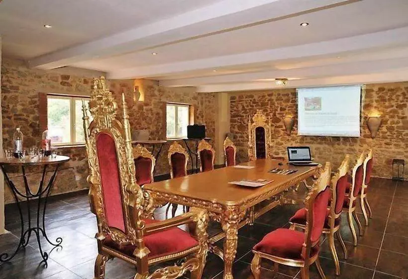 هتل Château De Lavail