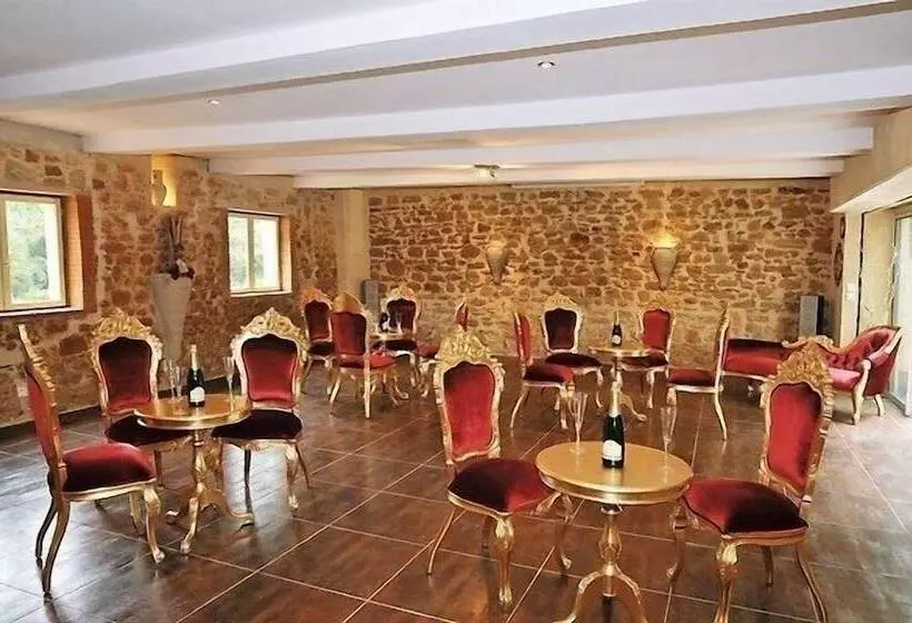 هتل Château De Lavail