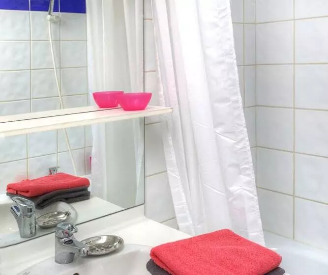 هتل Sejours & Affaires Annecy Le Pont Neuf