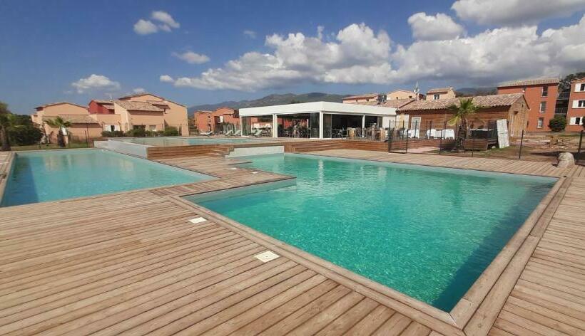 Joli T2 Climatisé Au Calme à 10 Mm De Porto Vecchio Dans Une Résidence De Tourisme