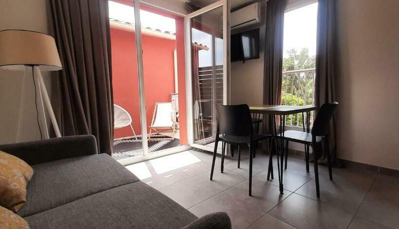 Joli T2 Climatisé Au Calme à 10 Mm De Porto Vecchio Dans Une Résidence De Tourisme