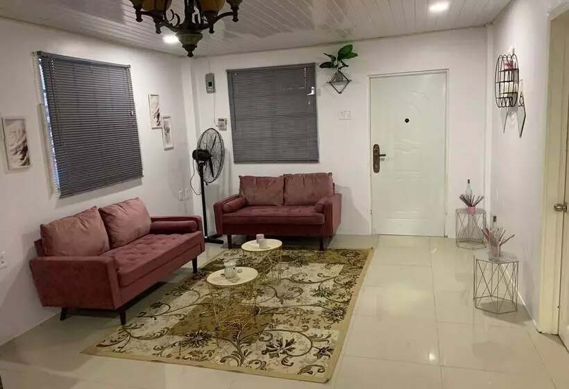 Charming 1 Bed House In Georgetown