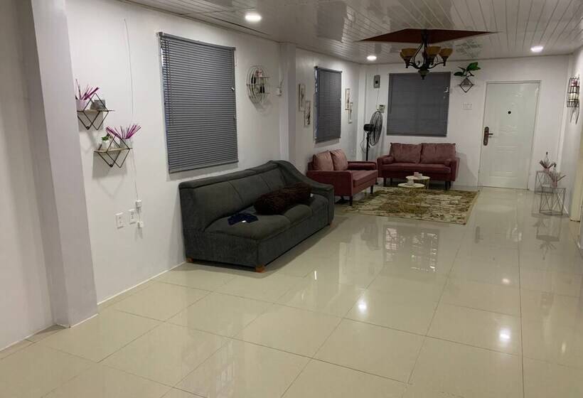 Charming 1 Bed House In Georgetown