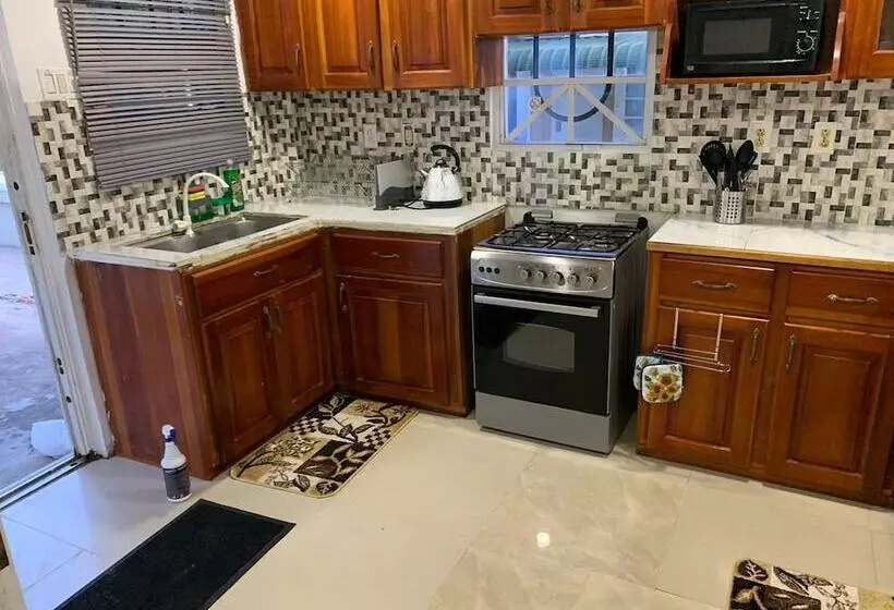 Charming 1 Bed House In Georgetown