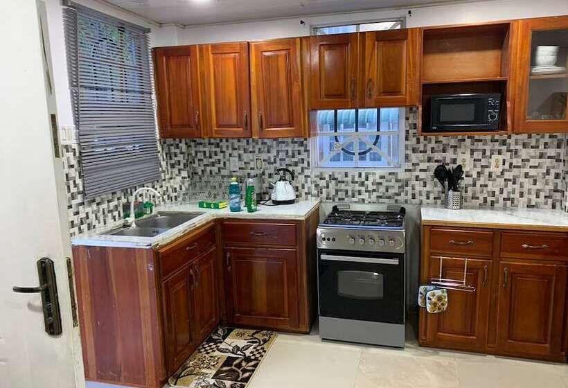 Charming 1 Bed House In Georgetown