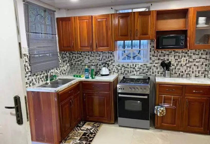 Charming 1 Bed House In Georgetown