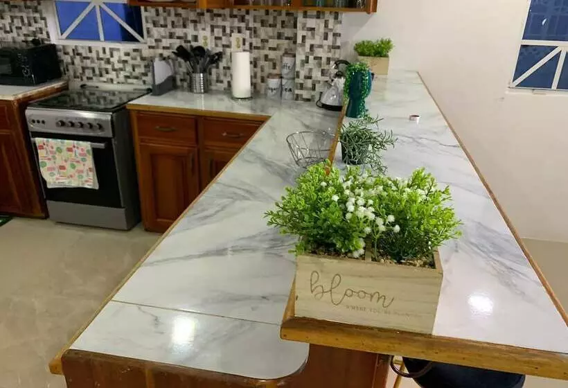 Charming 1 Bed House In Georgetown