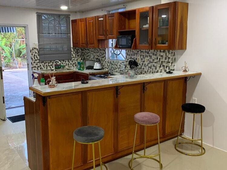 Charming 1 Bed House In Georgetown