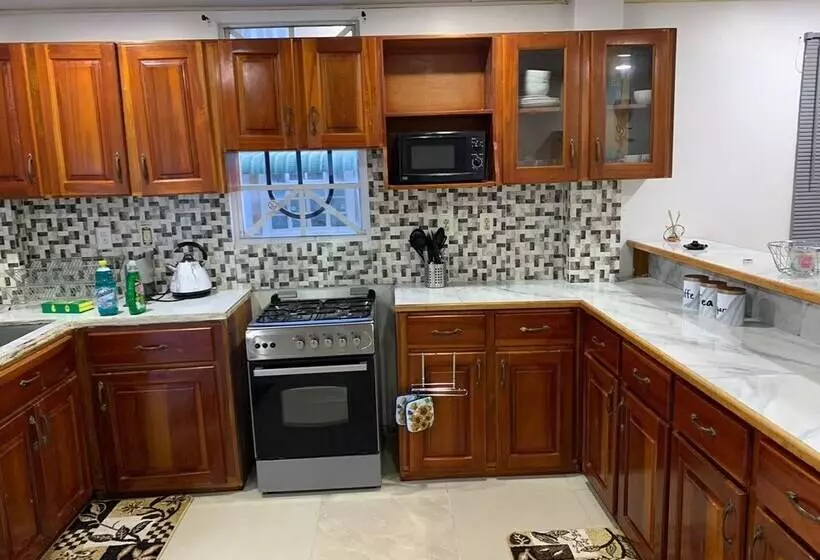 Charming 1 Bed House In Georgetown