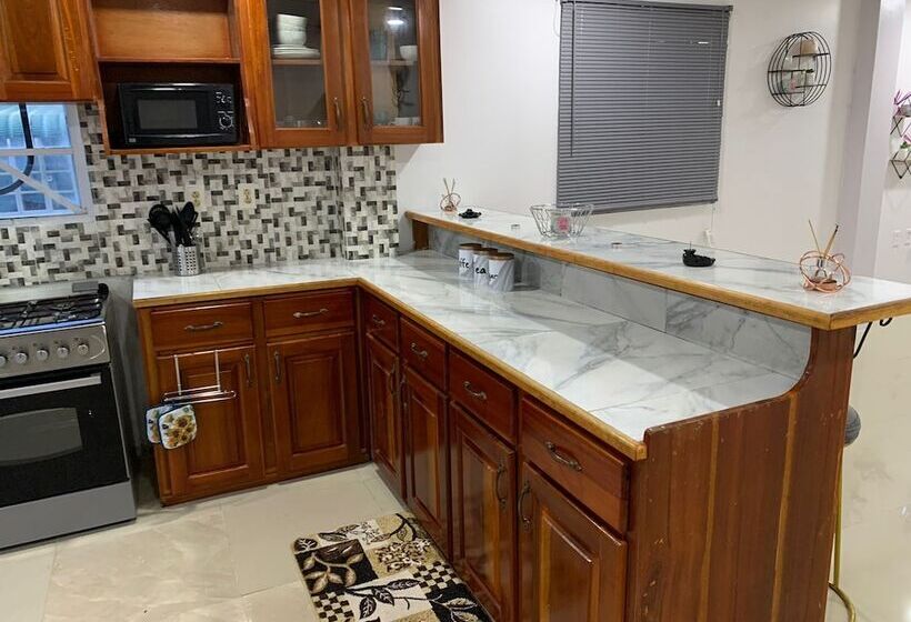 Charming 1 Bed House In Georgetown