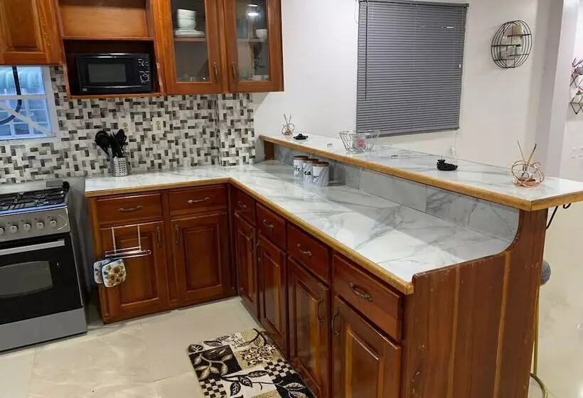 Charming 1 Bed House In Georgetown