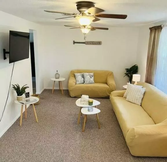 House Of Shells, Beautiful Garden, Fenced Yard, Dog Friendly, Fire Pit!