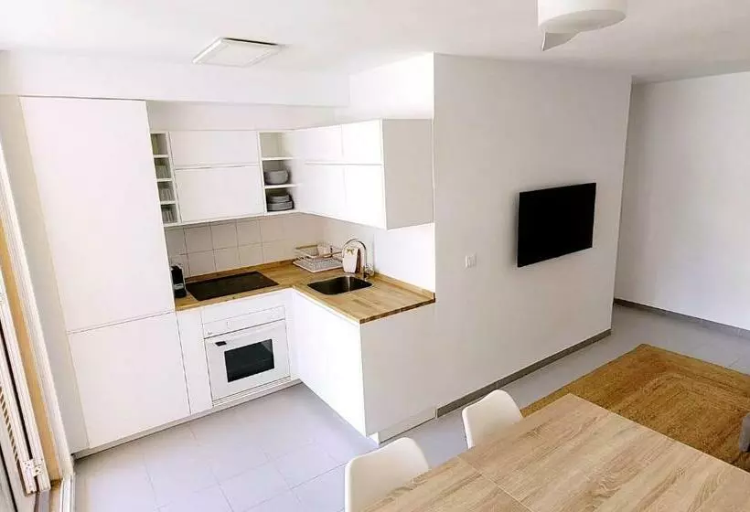 Precioso Apartamento Reformado En 1a Linea De Mar Sin Vistas
