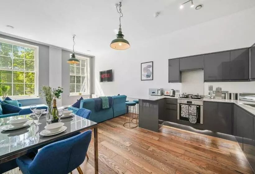 Stunning Abode Sleeps 10 Parking