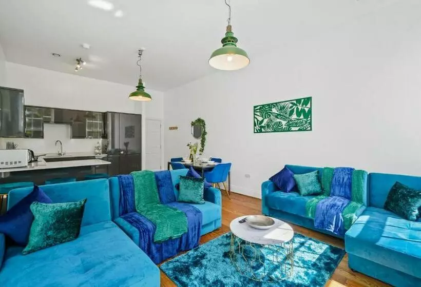 Stunning Abode Sleeps 10 Parking