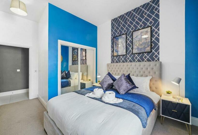 Stunning Abode Sleeps 10 Parking