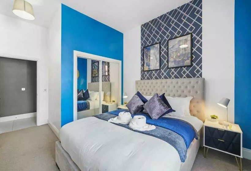 Stunning Abode Sleeps 10 Parking