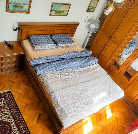 تختخواب و صبحانه Room With Sea View, Right In The Center