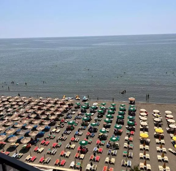 Hotelli Leon   Beach Front