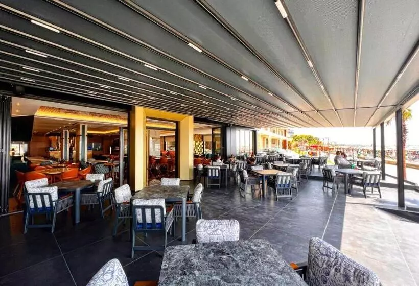 Hotelli Leon   Beach Front