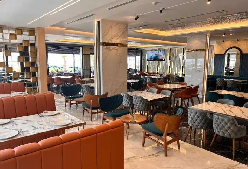 Hotelli Leon   Beach Front