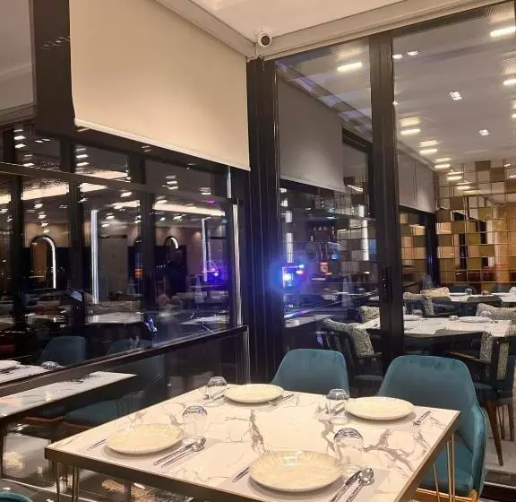 Hotelli Leon   Beach Front