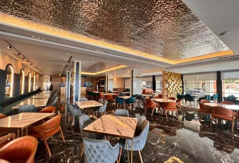 Hotelli Leon   Beach Front