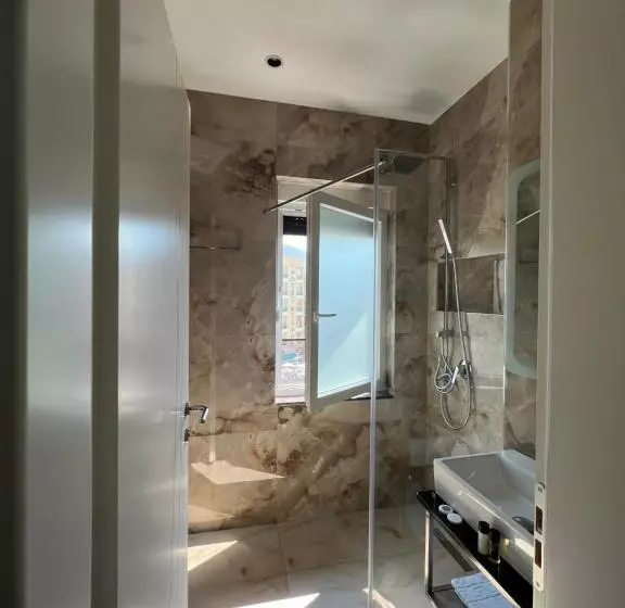 Hotelli Leon   Beach Front