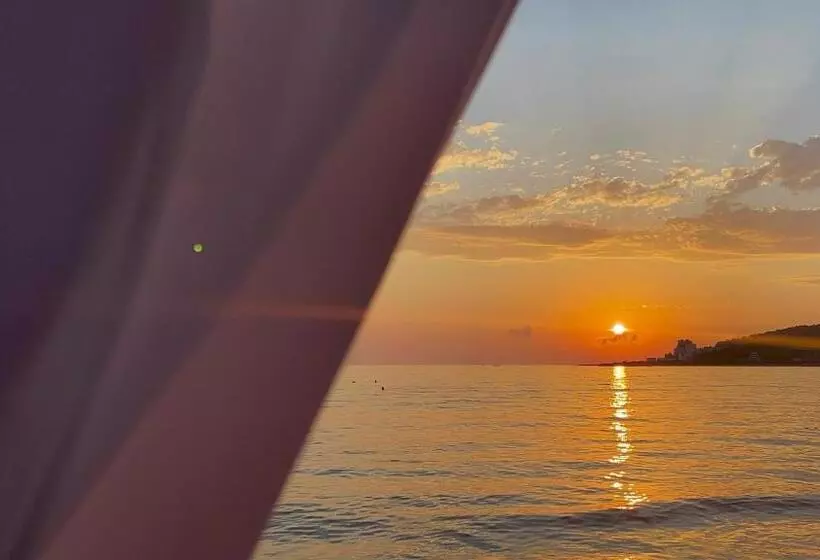 Hotelli Leon   Beach Front