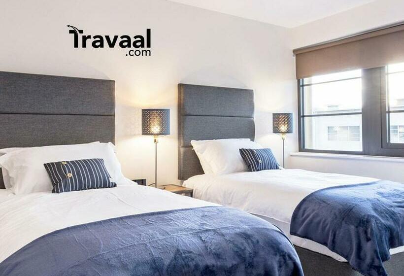 Travaal.©om 2 Bed Serviced Apartment Farnborough