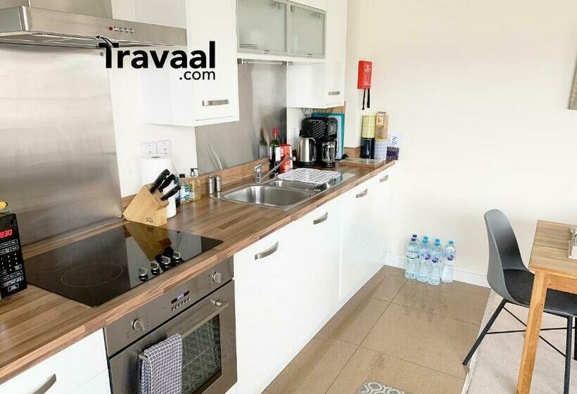 Travaal.©om 2 Bed Serviced Apartment Farnborough