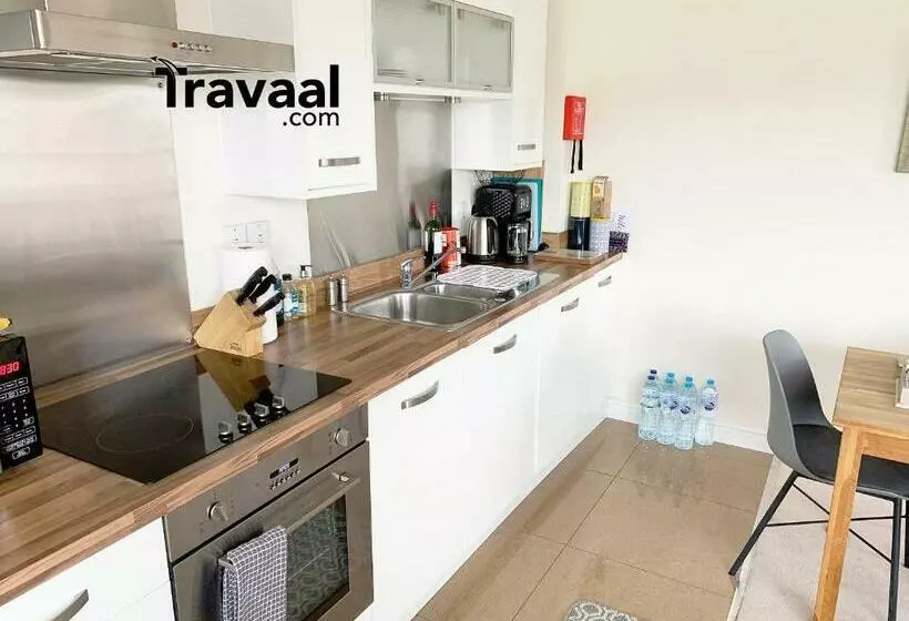 Travaal.©om   2 Bed Serviced Apartment Farnborough