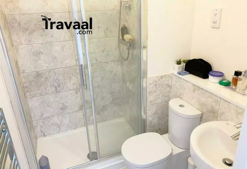 Travaal.©om   2 Bed Serviced Apartment Farnborough