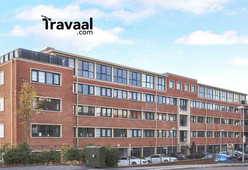 Travaal.©om 2 Bed Serviced Apartment Farnborough