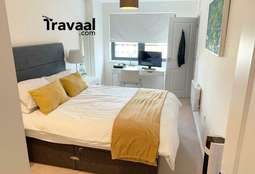 Travaal.©om 2 Bed Serviced Apartment Farnborough