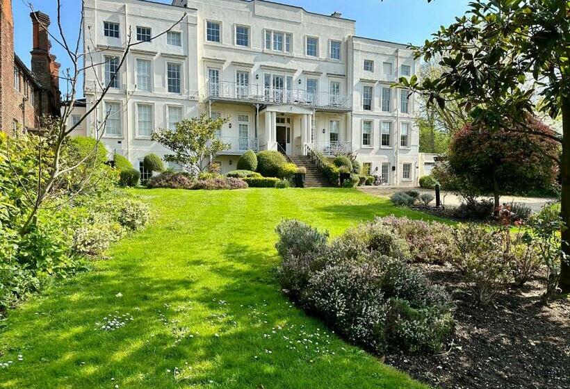 Riverside 1 Bed Basement Flat Near Hampton Court Palace