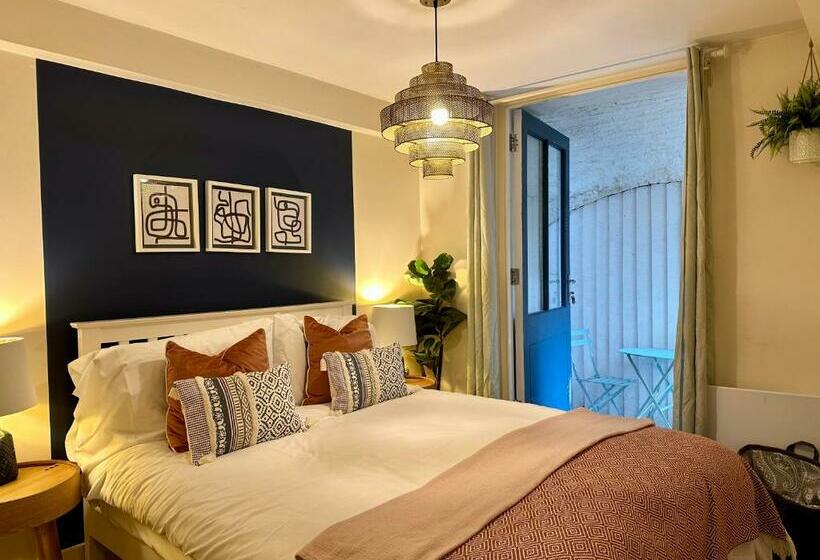 Riverside 1 Bed Basement Flat Near Hampton Court Palace