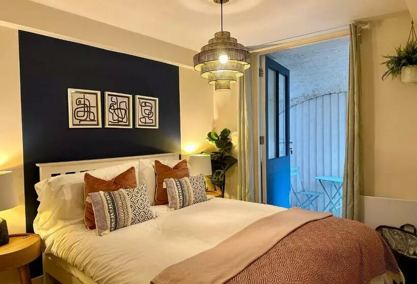 Riverside 1 Bed Basement Flat Near Hampton Court Palace