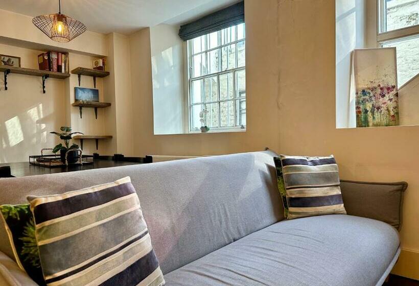 Riverside 1 Bed Basement Flat Near Hampton Court Palace