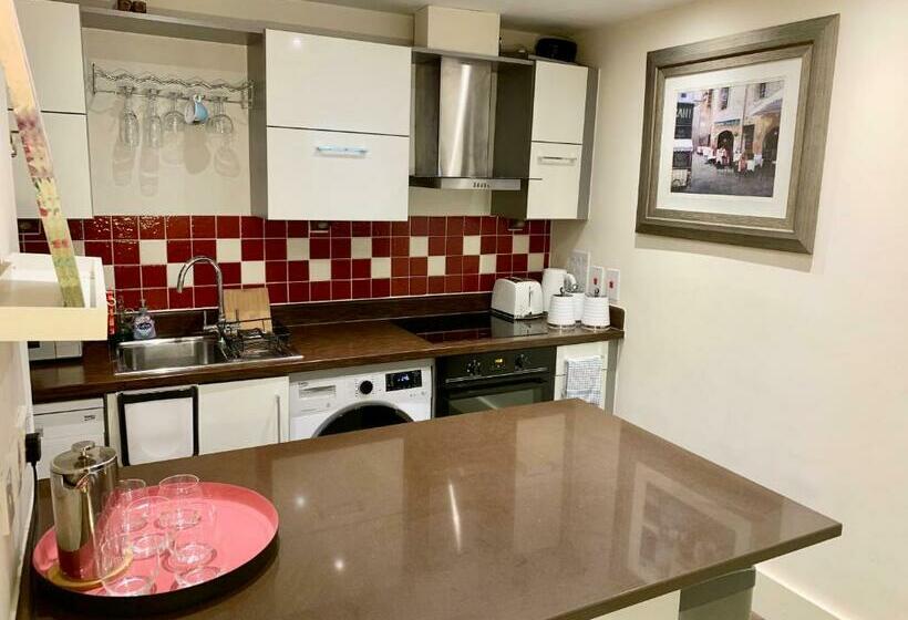 Riverside 1 Bed Basement Flat Near Hampton Court Palace