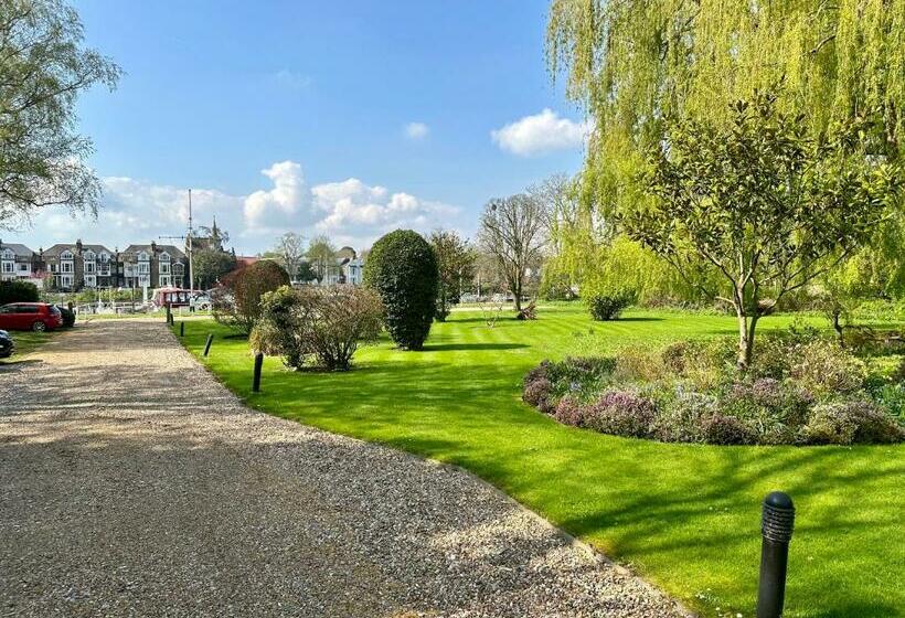 Riverside 1 Bed Basement Flat Near Hampton Court Palace