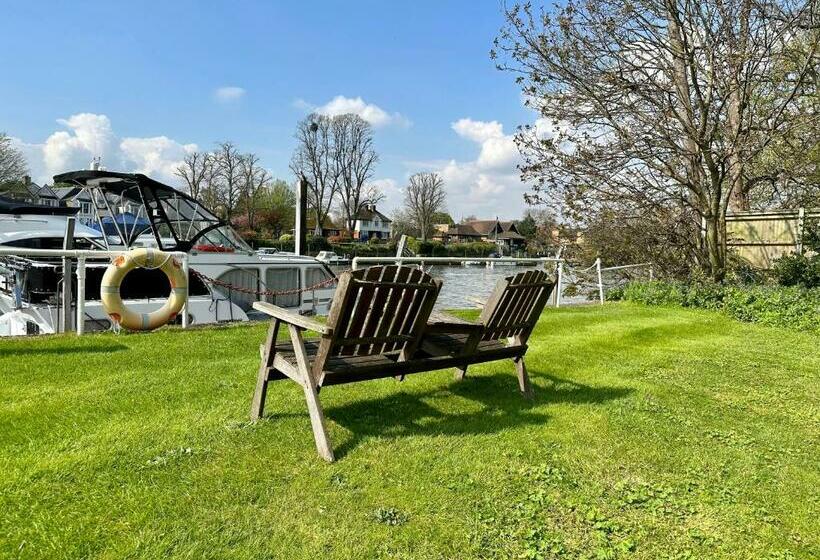 Riverside 1 Bed Basement Flat Near Hampton Court Palace