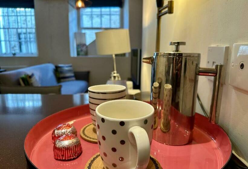 Riverside 1 Bed Basement Flat Near Hampton Court Palace