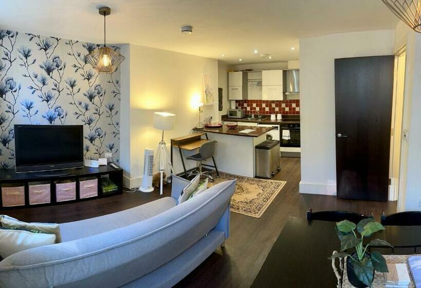 Riverside 1 Bed Basement Flat Near Hampton Court Palace