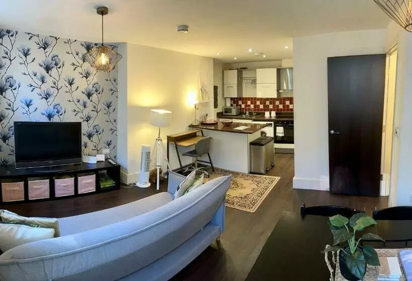 Riverside 1 Bed Basement Flat Near Hampton Court Palace