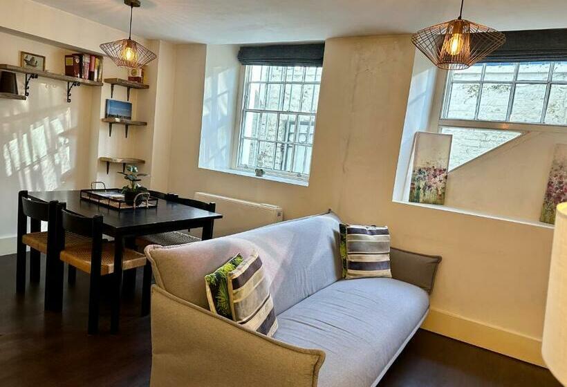 Riverside 1 Bed Basement Flat Near Hampton Court Palace