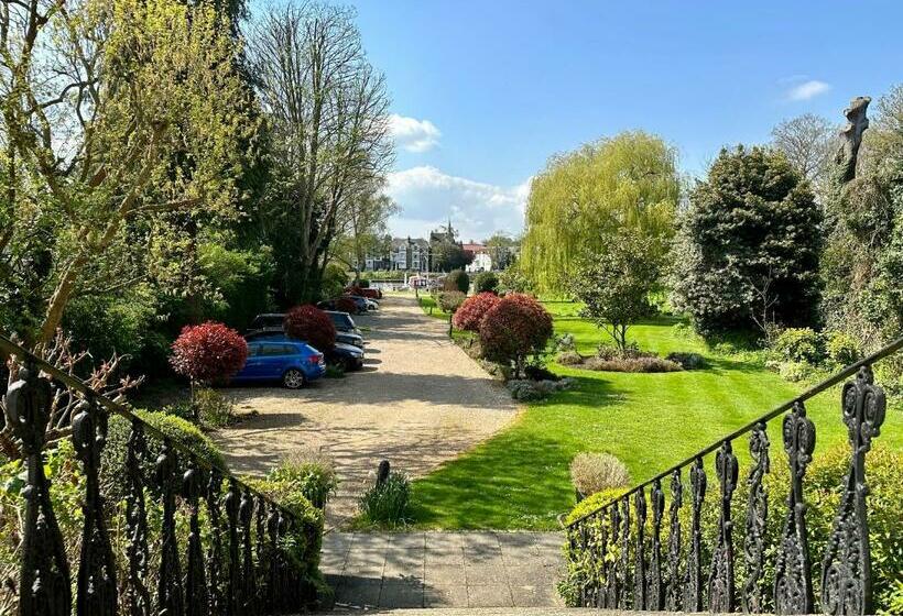 Riverside 1 Bed Basement Flat Near Hampton Court Palace