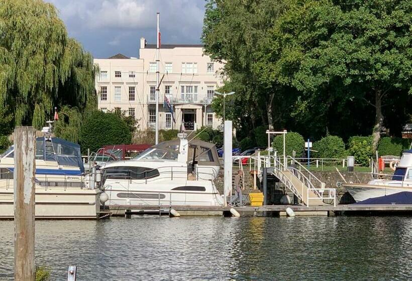 Riverside 1 Bed Basement Flat Near Hampton Court Palace